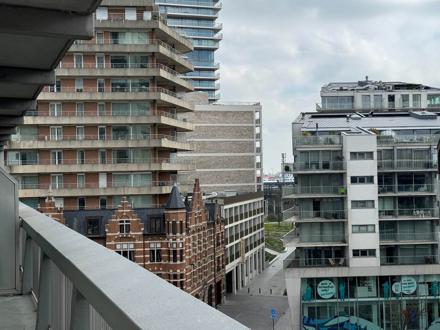 Ruim, lichtrijk hoekappartement met uniek havenzicht, topligging in hartje Oostende 