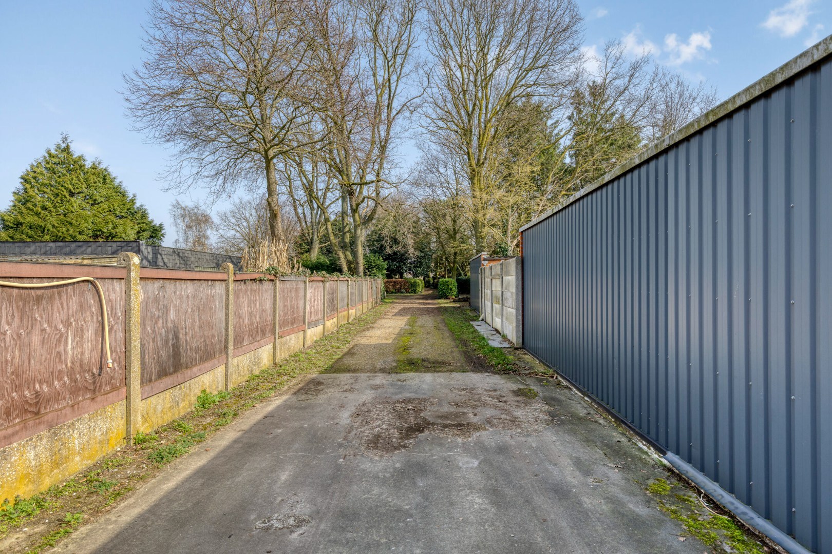 Handelsgelijkvloers met achter-inrit op commerciële ligging in centrum Geel 