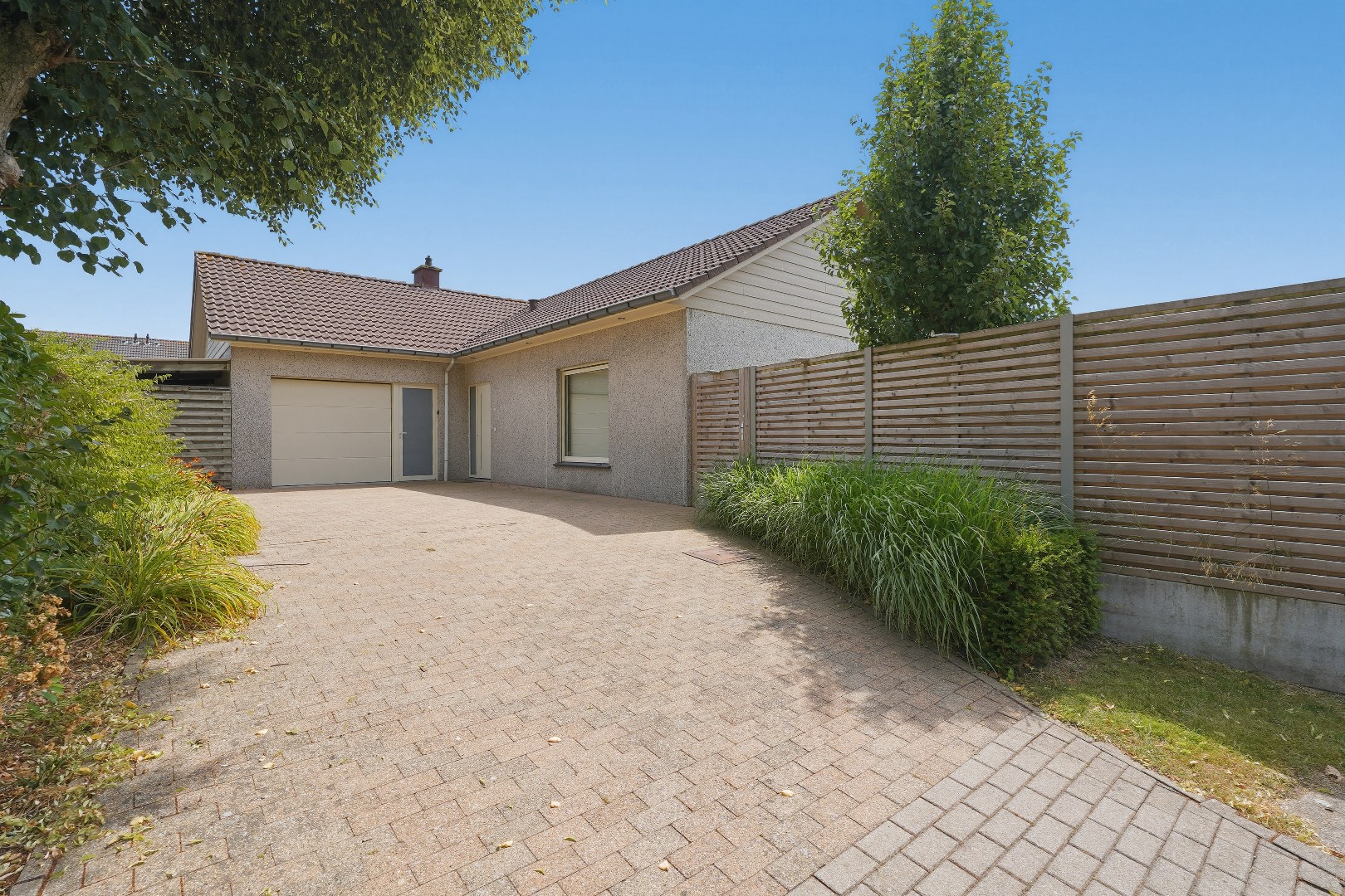 Rustig gelegen open bebouwing (type bungalow / gelijkvloerswoning) met 3 slaapkamers en prachtige tuin te Diksmuide. 