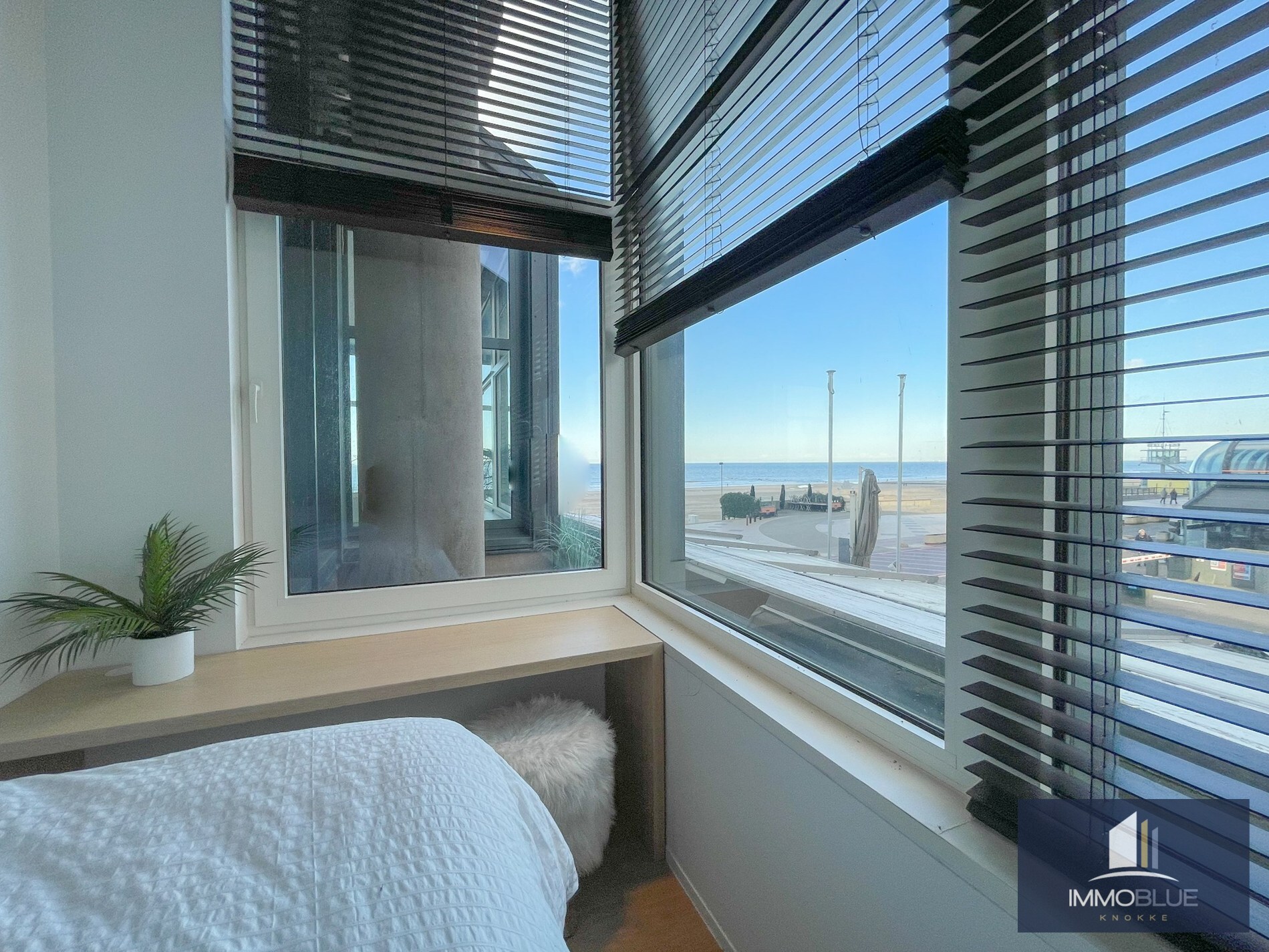 Uitzonderlijk, luxueus afgewerkt hoekappartement met frontaal zeezicht. 