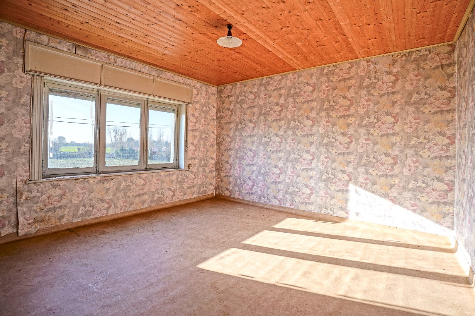Te renoveren woning met 5 slaapkamers op 8.102 m²  te Diksmuide! 
