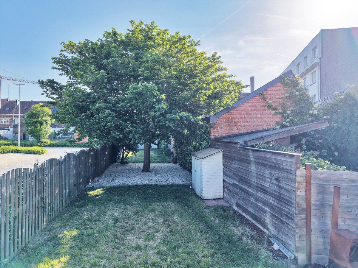 Karaktervolle woning met garage en grote tuin te centrum Zottegem 