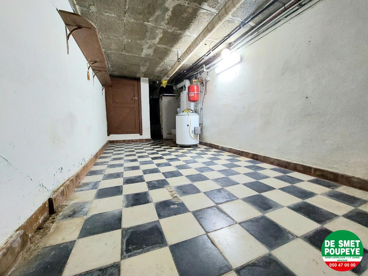 Halfopen woning met  5 slaapkamers en 2 garages 