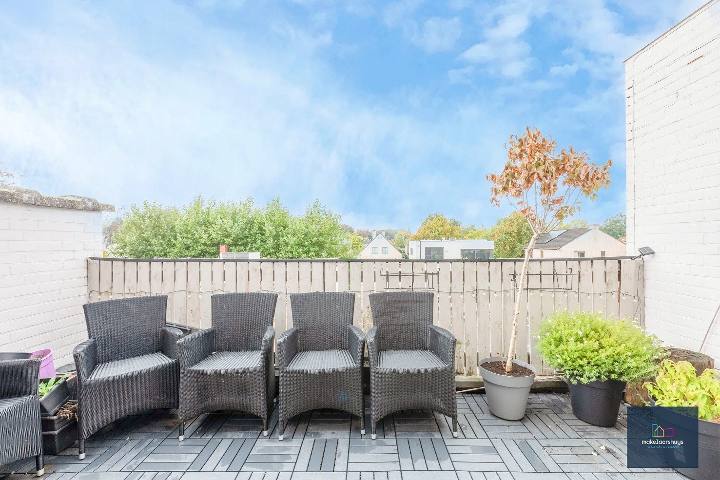 Heel ruime instapklare woning in rij  met zonneterras en 2 staanplaatsen 