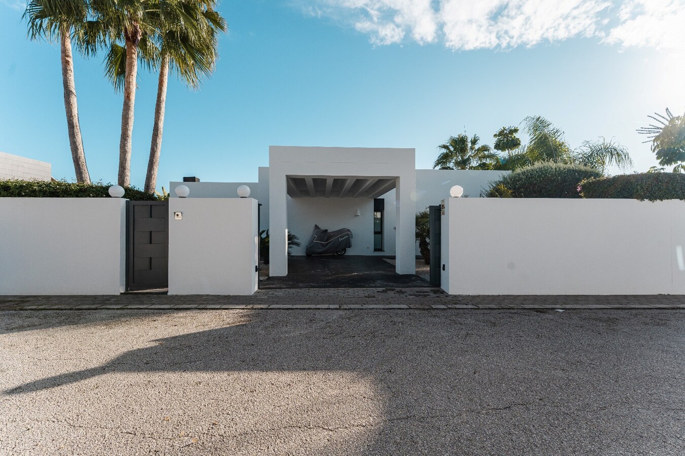 Deze uitzonderlijke villa biedt een unieke combinatie van luxe, volledige privacy en een prachtige zuidoriëntatie in het gegeerde Solpark. 