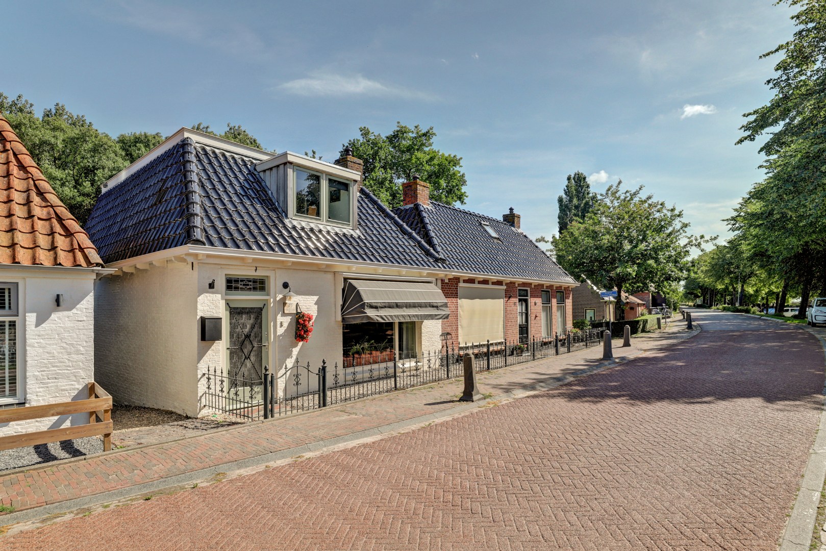 Instapklaar en tot in de puntjes verzorgd, met twee slaapkamers en een fraai verbouwde schuur voor praktijk, werk of hobby. 