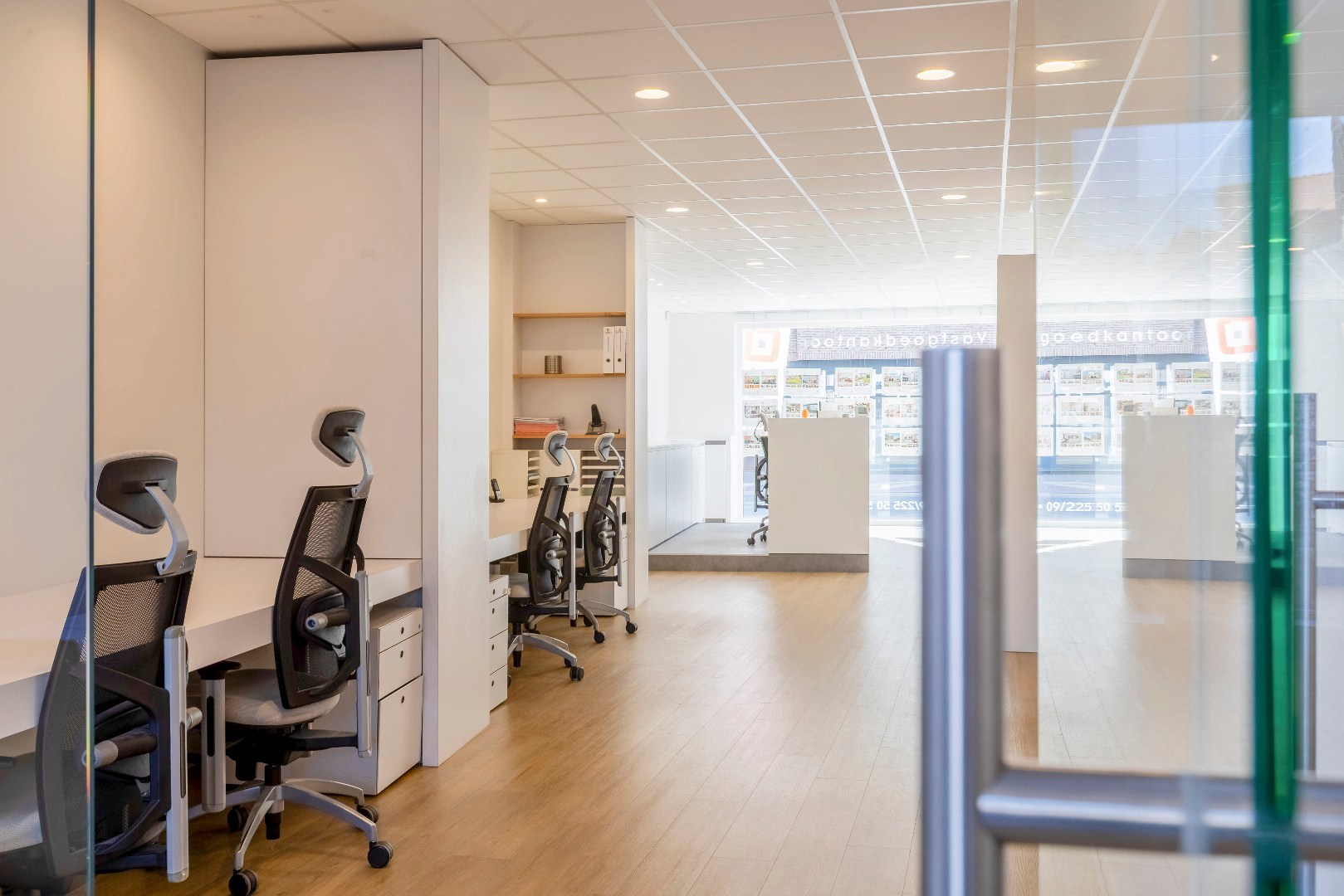 Modern en lichtrijk kantoor; praktijk- of winkelruimte op commercieel gunstige locatie 