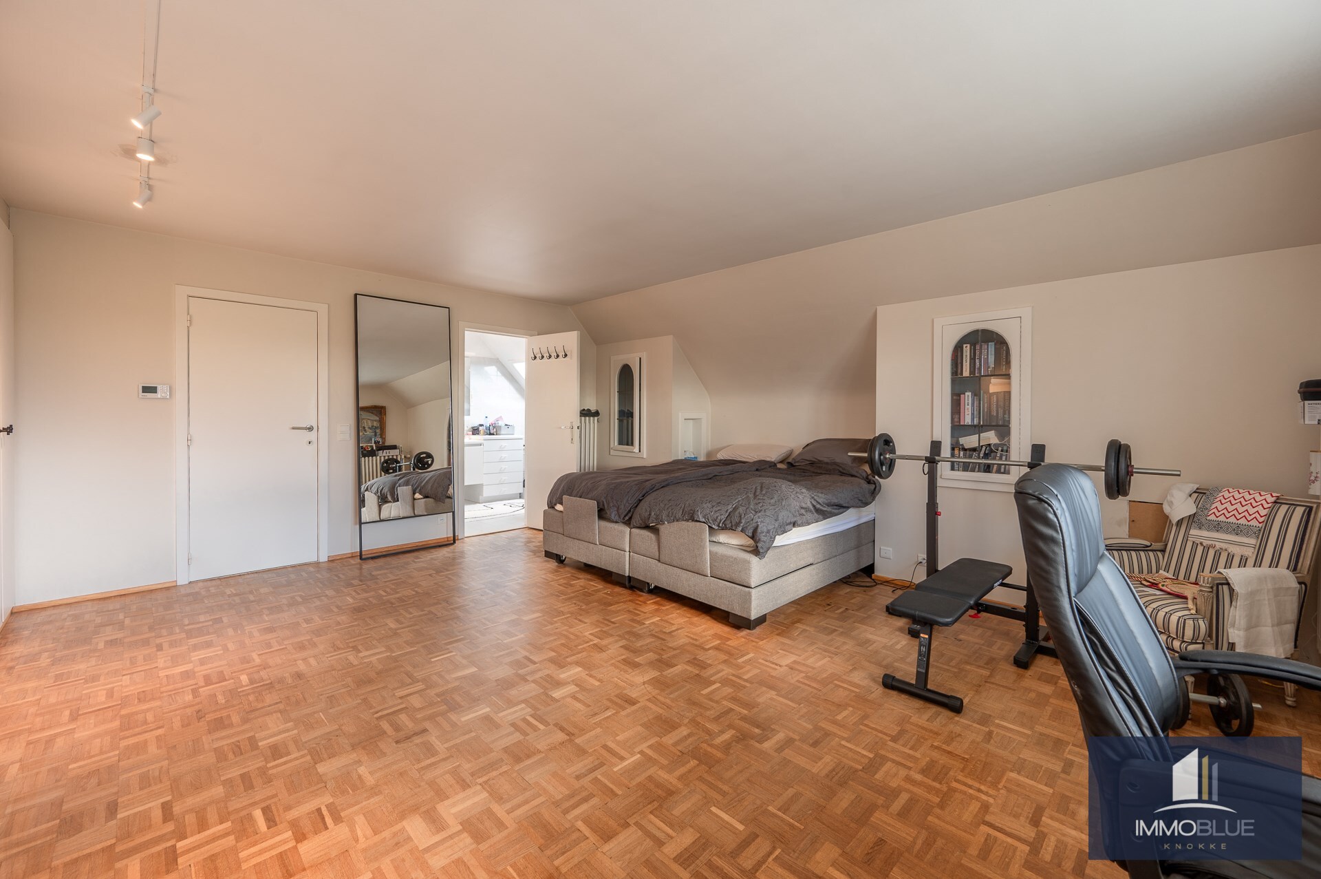 Charmante hoeve met volledig ingericht atelier gelegen op een perceel van ongeveer 5.500 m². 