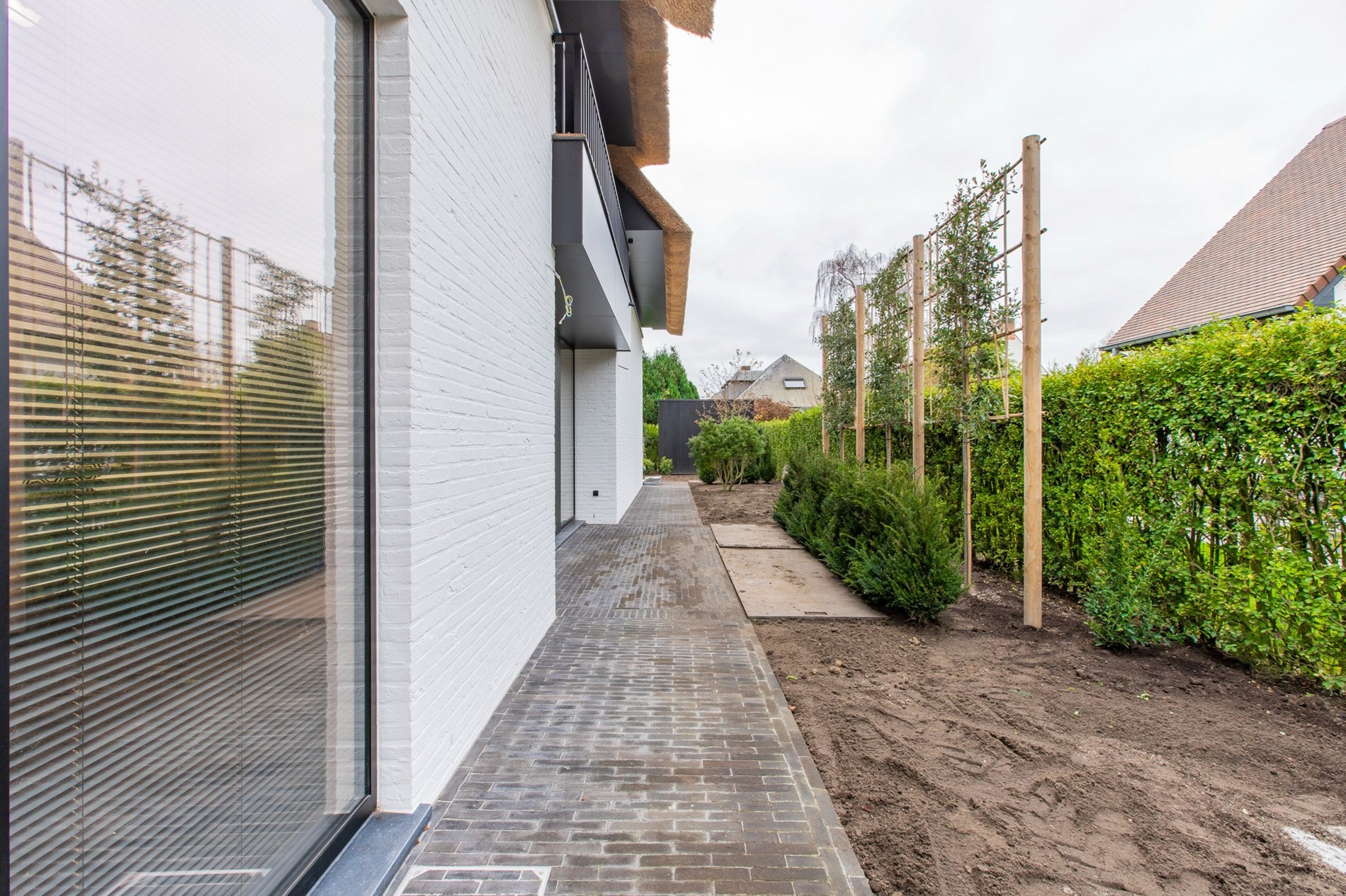 À LOUER : Villa de construction récente et élégante de 2021 alliant confort contemporain et grands volumes de vie, située dans un emplacement exceptionnel à proximité du centre de Knokke-Heist. 