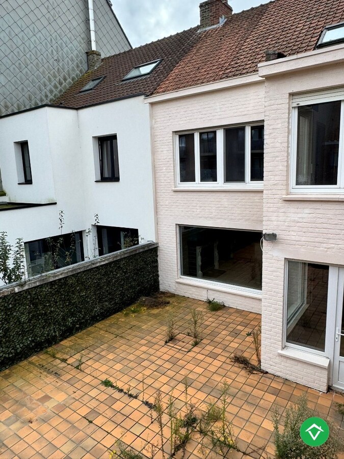 Te koop: Uniek gebouw met 2 appartementen, garage en ruime tuin – hartje Nieuwpoort-Stad 