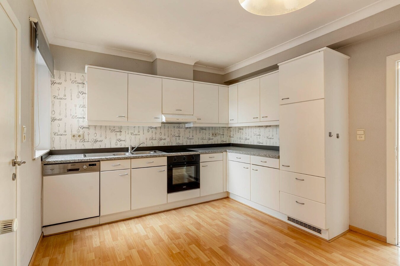 Comfortabel, zeer ruim appartement met 4 slaapkamers, terras en garage in het centrum van Neeroeteren! 