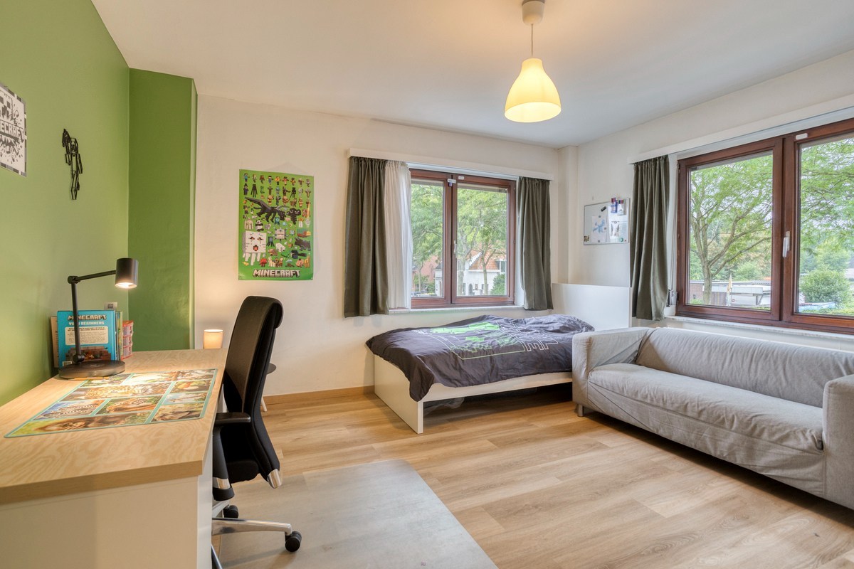 Charmante energiezuinige halfopen bebouwing met 4 slaapkamers, bureau en tuin in centrum Brasschaat 