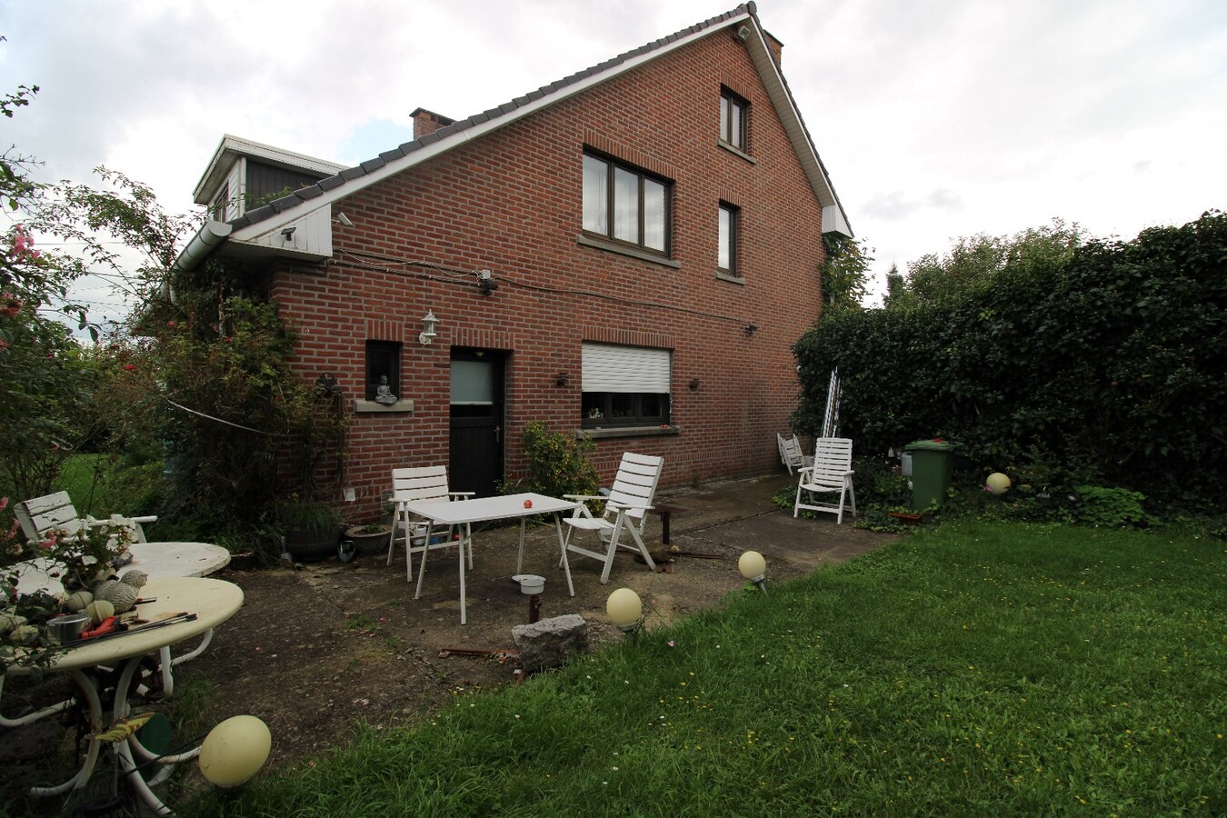 Charmante, te renoveren woning met hangar 