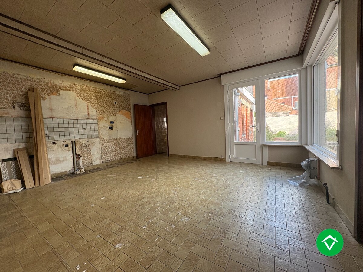 Te koop: Uniek gebouw met 2 appartementen, garage en ruime tuin – hartje Nieuwpoort-Stad 