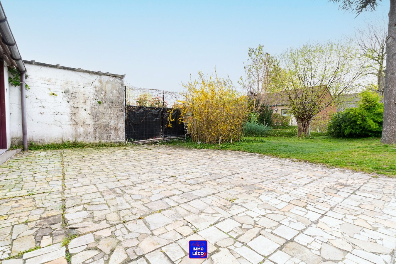 Immeuble de rapport : 3 logements et grand garage, idéal investisseurs ! 