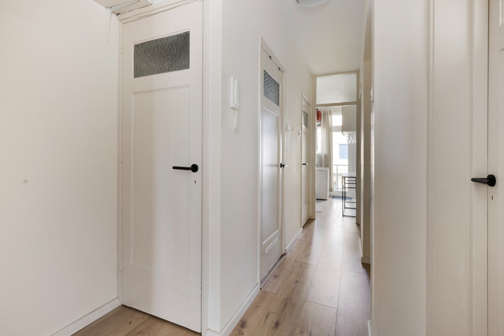 Turn-key 2 kamer (voorheen 3) appartement op steenworp afstand van Rotterdam centrum met een nette keuken, royale woonkamer en gelegen op eigen grond! 