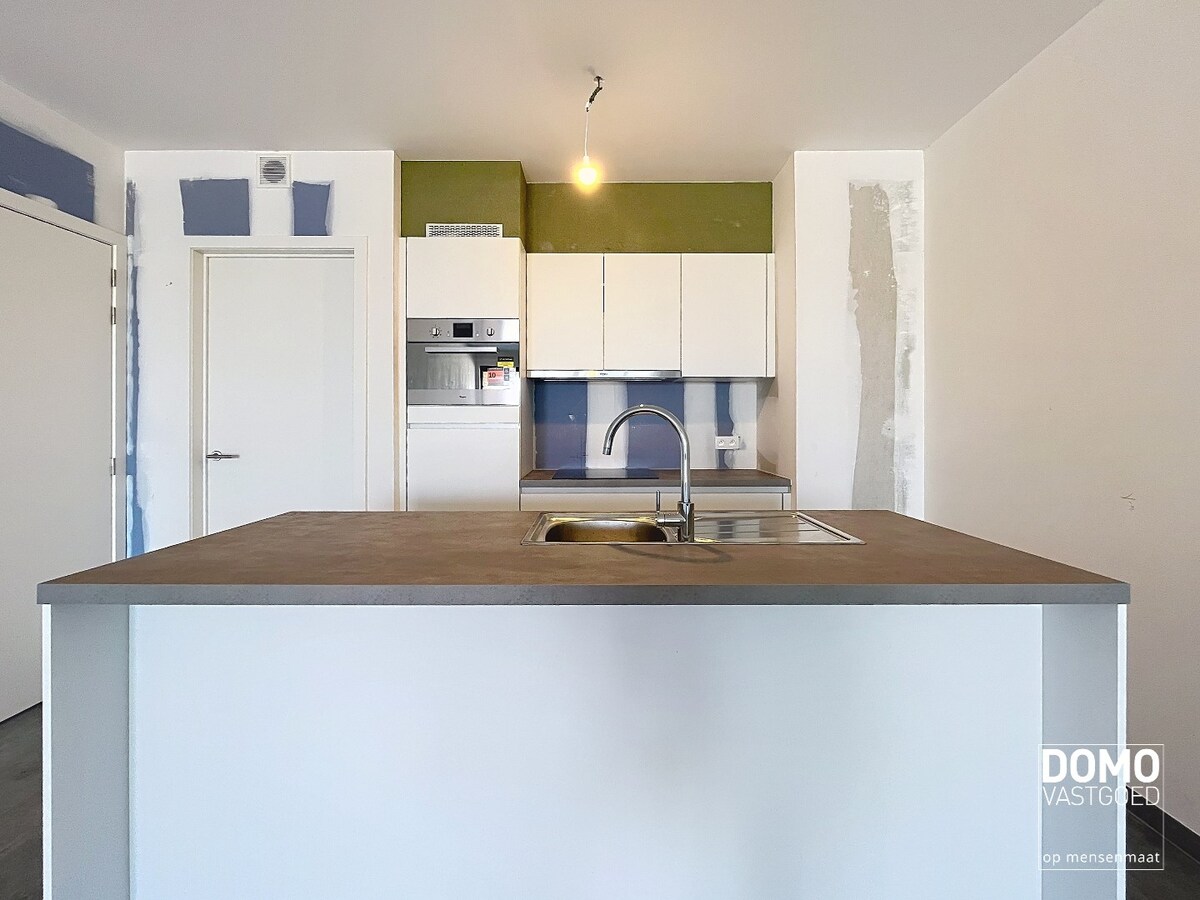 VOLLEDIG AFGEWERKT NIEUWBOUWAPPARTEMENT MET 2 SLAAPKAMERS, TERRAS, ONDERGRONDSE AUTOSTANDPLAATS EN KELDERBERGING IN RESIDENTIE "DE KWINT" TE ZONHOVEN 