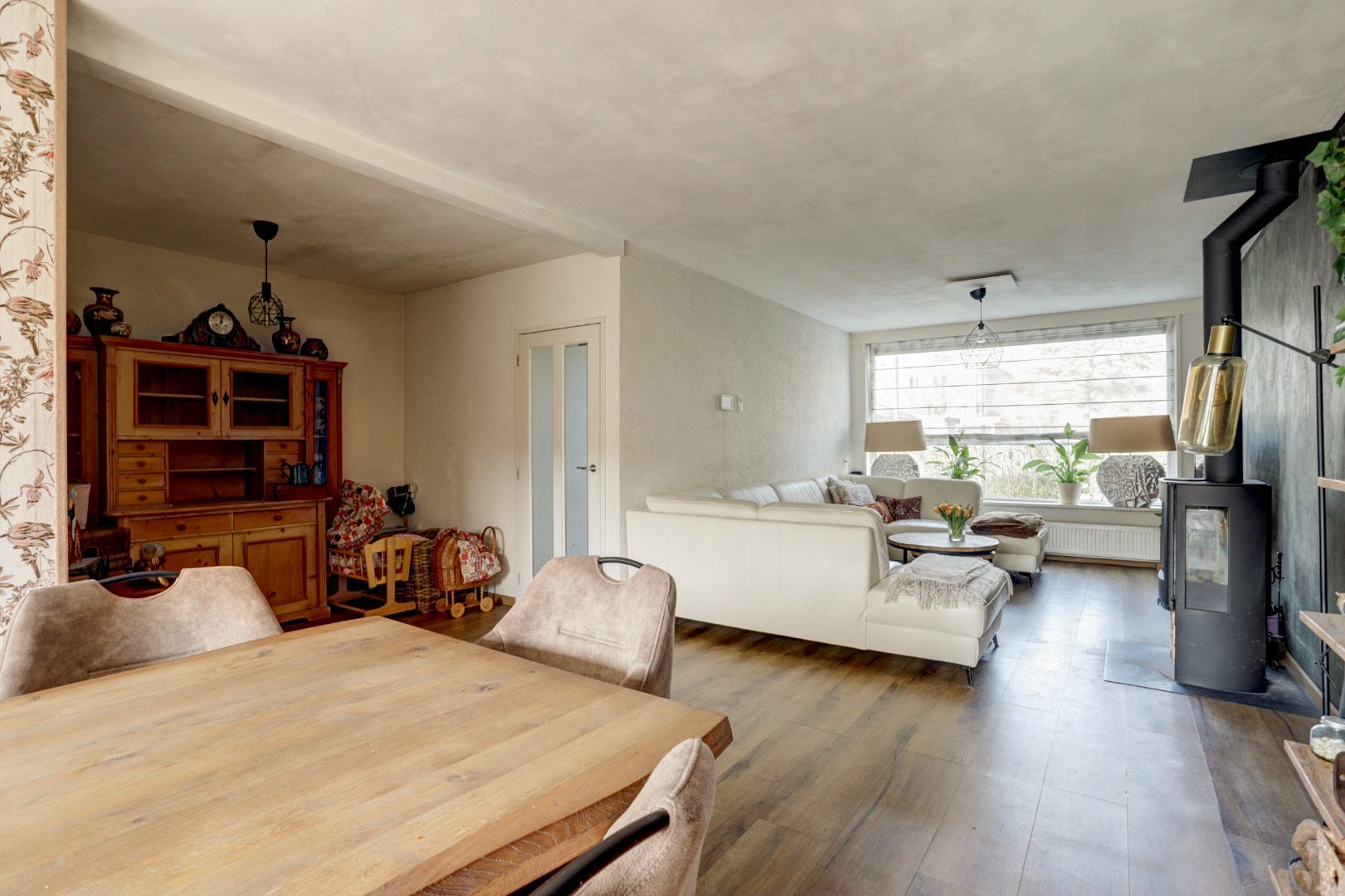 Ruime uitgebouwde 6-kamer hoekwoning met kunststofkozijnen, dakkapellen, grote tuin en eigen grond. 