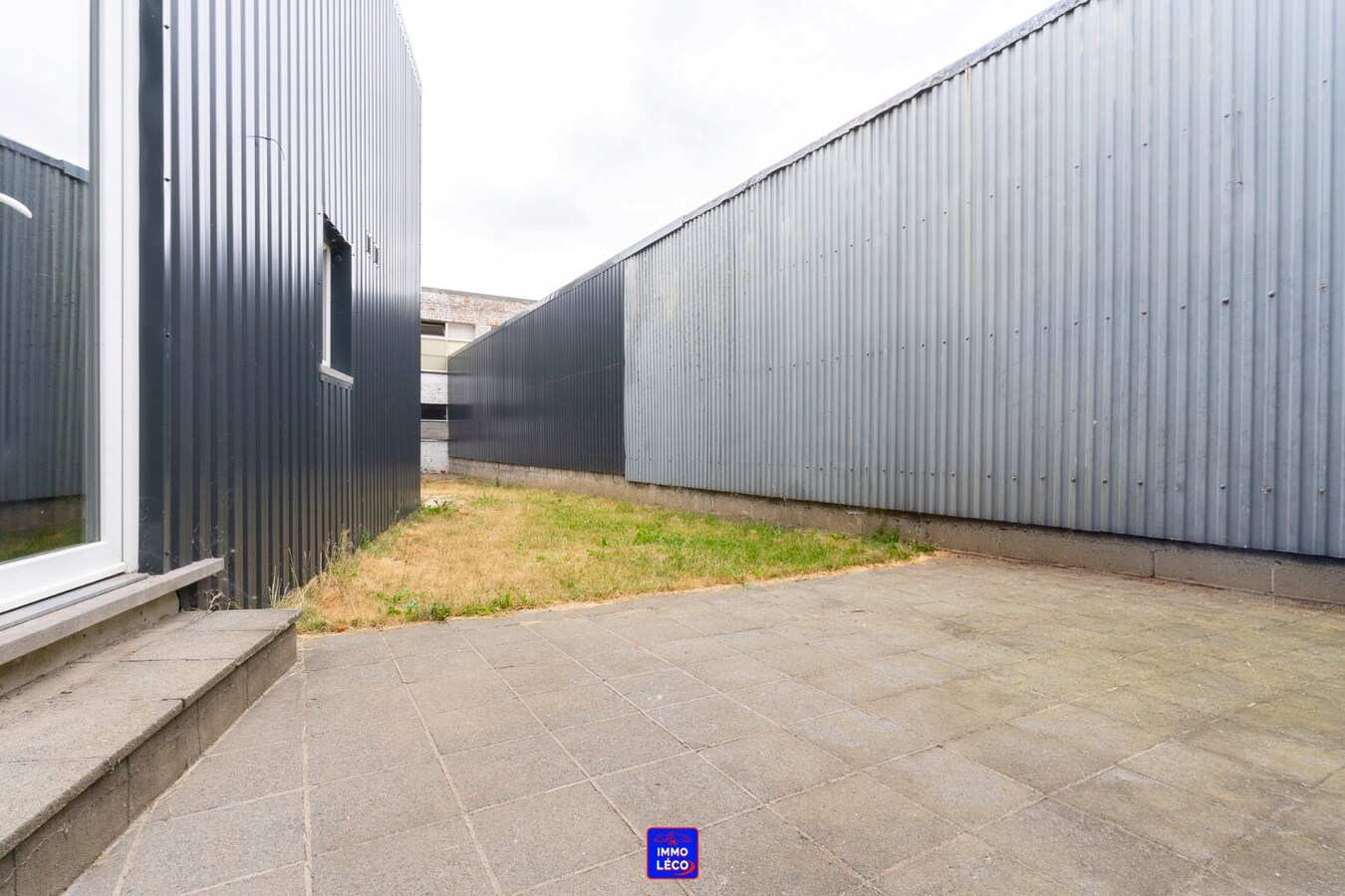 3 façades avec jardin et garage située à "La Coquinie". 