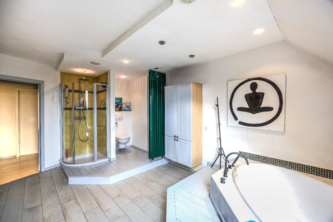 Ruime en veelzijdige bel-étagewoning met 5 slaapkamers, zuidgerichte terrassen en studio/praktijkruimte nabij de zeedijk. 