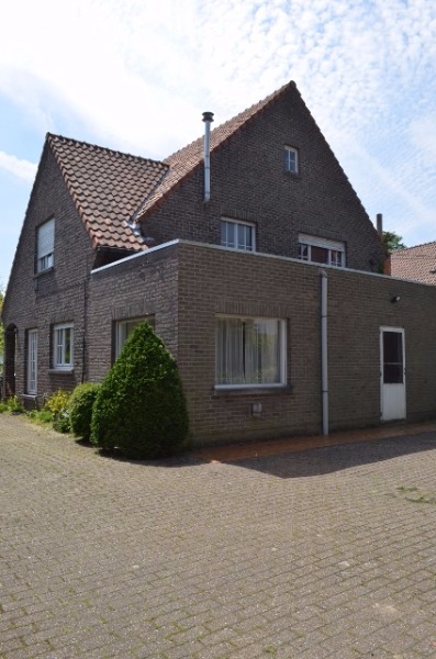 Te strippen / nieuw te bouwen woning en bijgebouwen op 906m² commercieel gelegen te Eeklo 