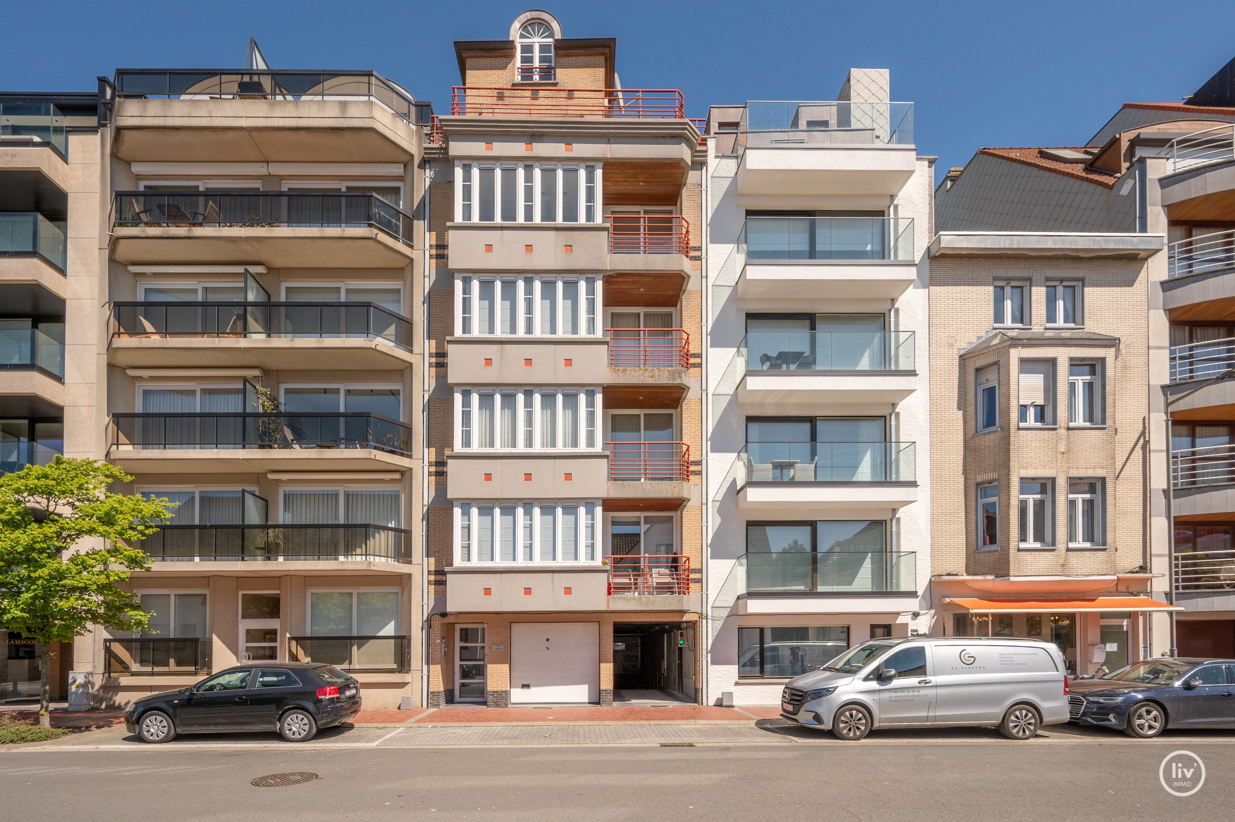 Prachtig en ruim 3-slaapkamerappartement met mooie terrassen en magnifiek open zicht alsook zeezicht.. 