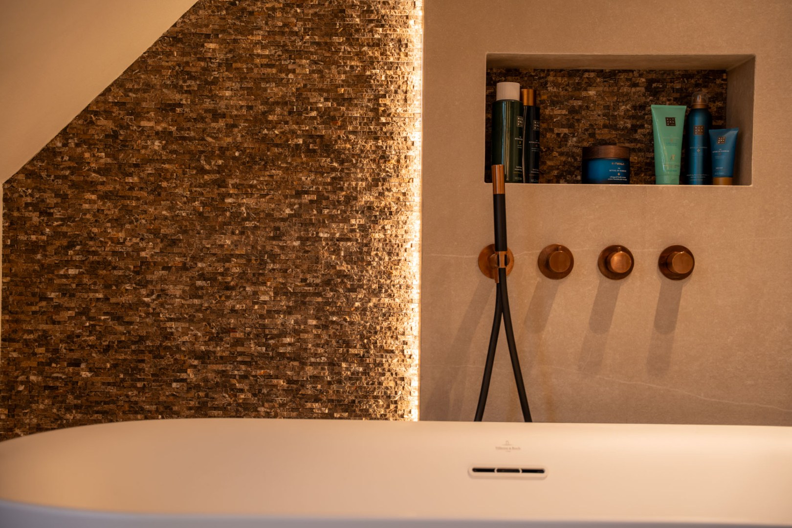 Verrassend luxueus afgewerkte woning met tuin en garage 