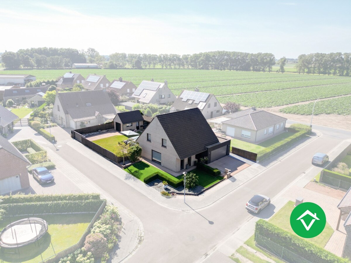 Ruime open bebouwing met 4 slaapkamers en 3 garages in Kortemark 