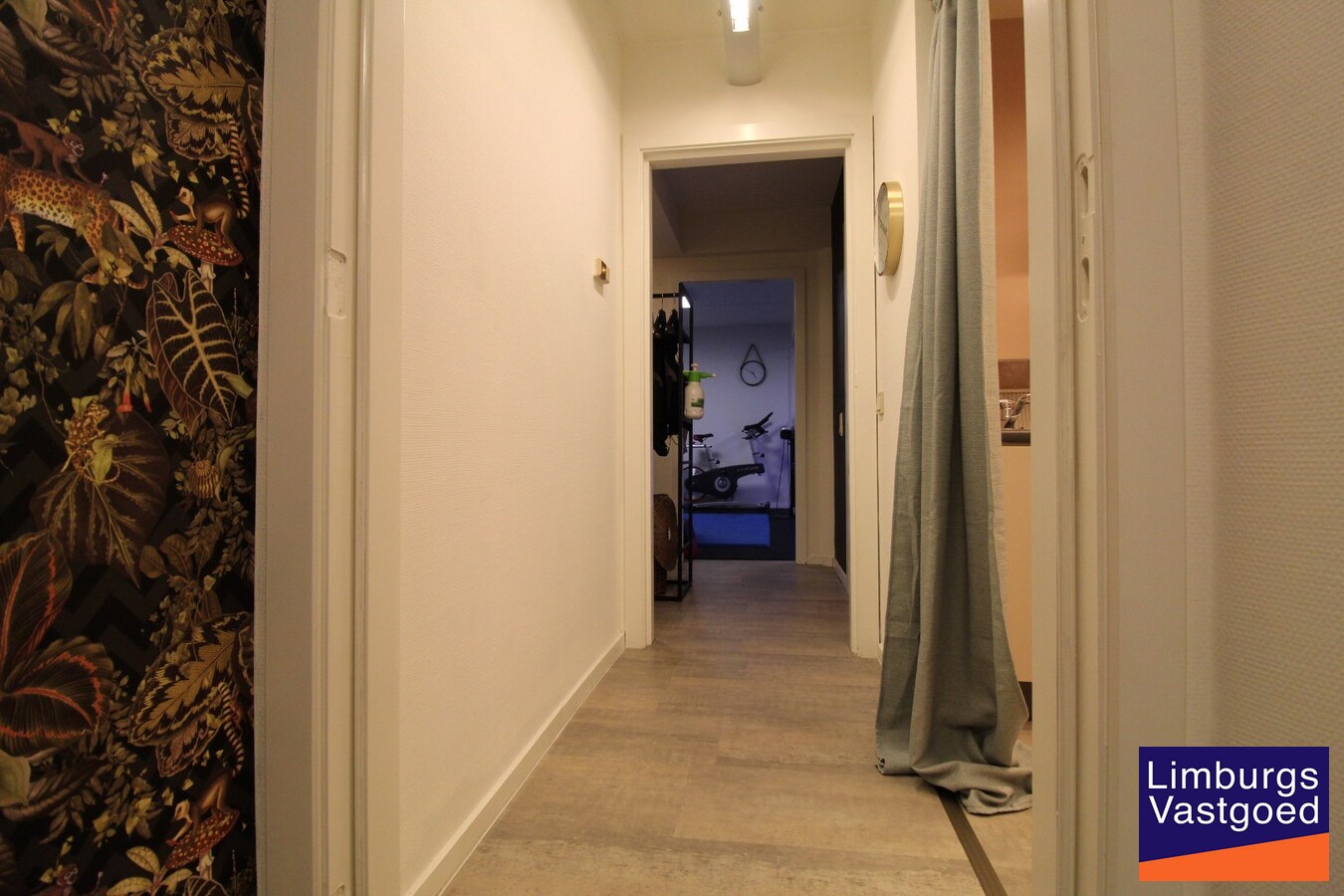 Handels/praktijkruimte, 110m², kelder met drijfkracht, parking 