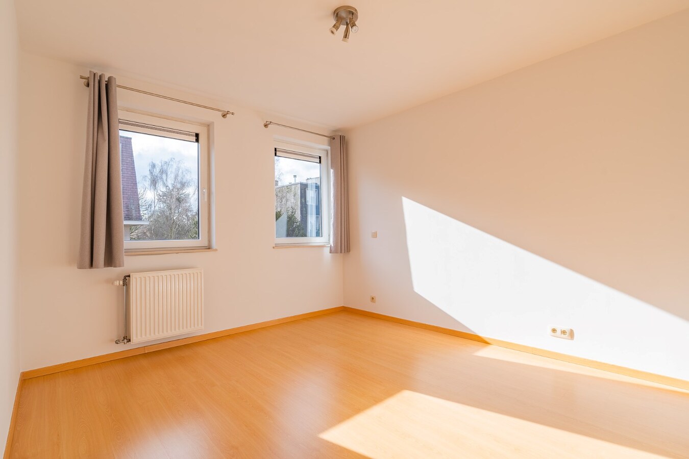 Superbe appartement 2 chambres avec balcon, parking couvert sécurisé et cave, idéalement situé, à proximité du Parc et de toutes commodités ! 