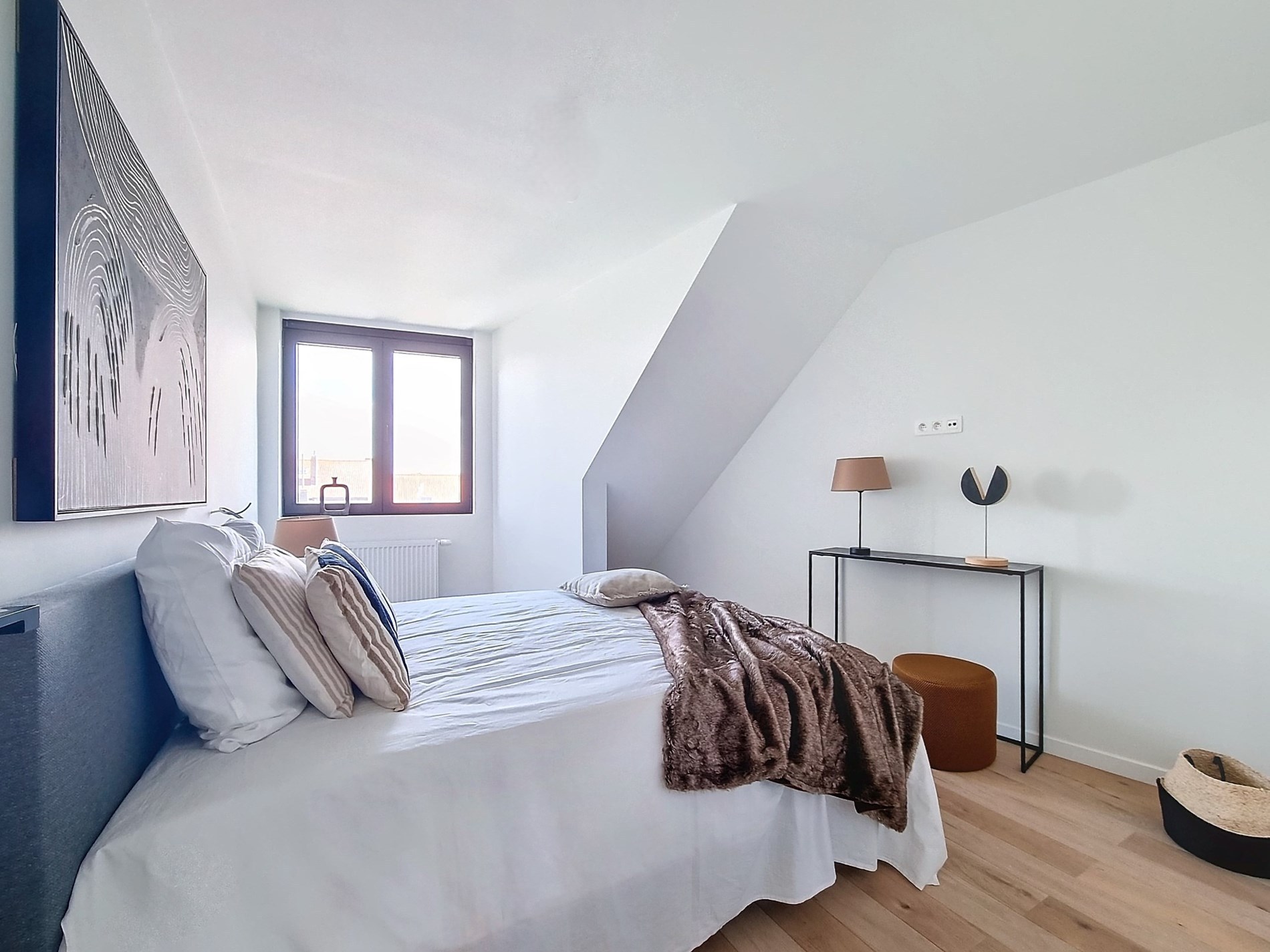 Nieuwbouw duplex in volledig gerenoveerd gebouw van 2021, centraal gelegen nabij Duinenwater, waardoor alle winkels en openbaar vervoer bereikbaar zijn op wandelafstand. 