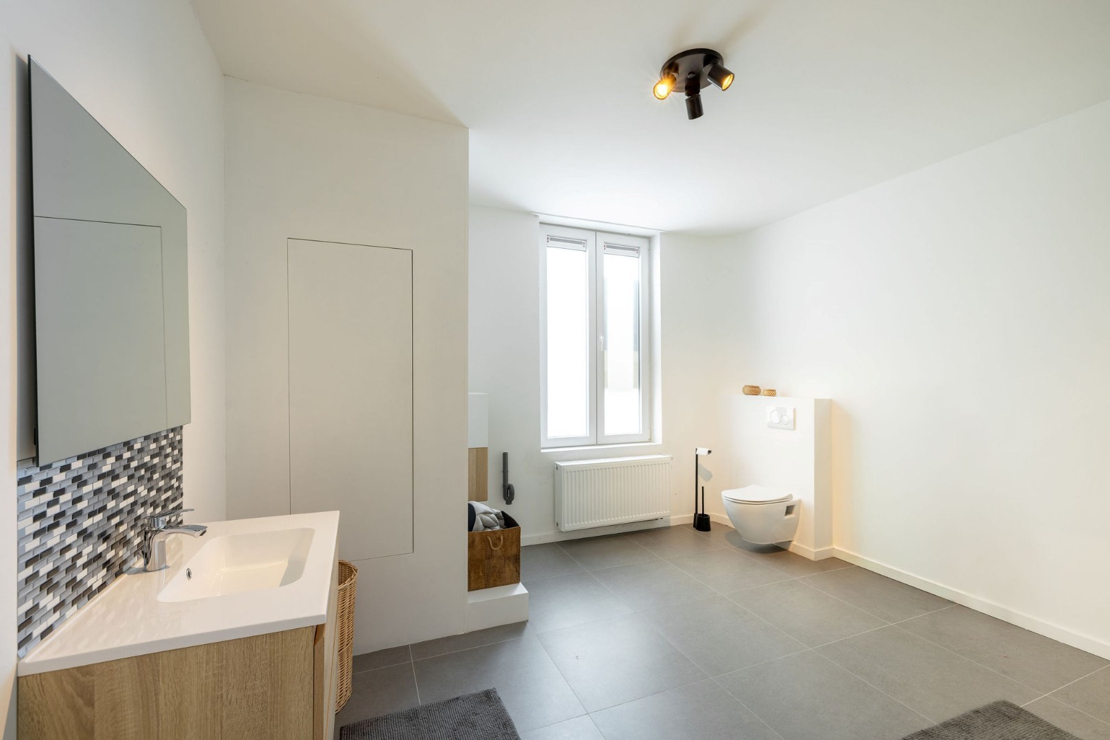 Volledig gerenoveerde stadswoning met flexibele indeling nabij Gent-Sint-Pieters 