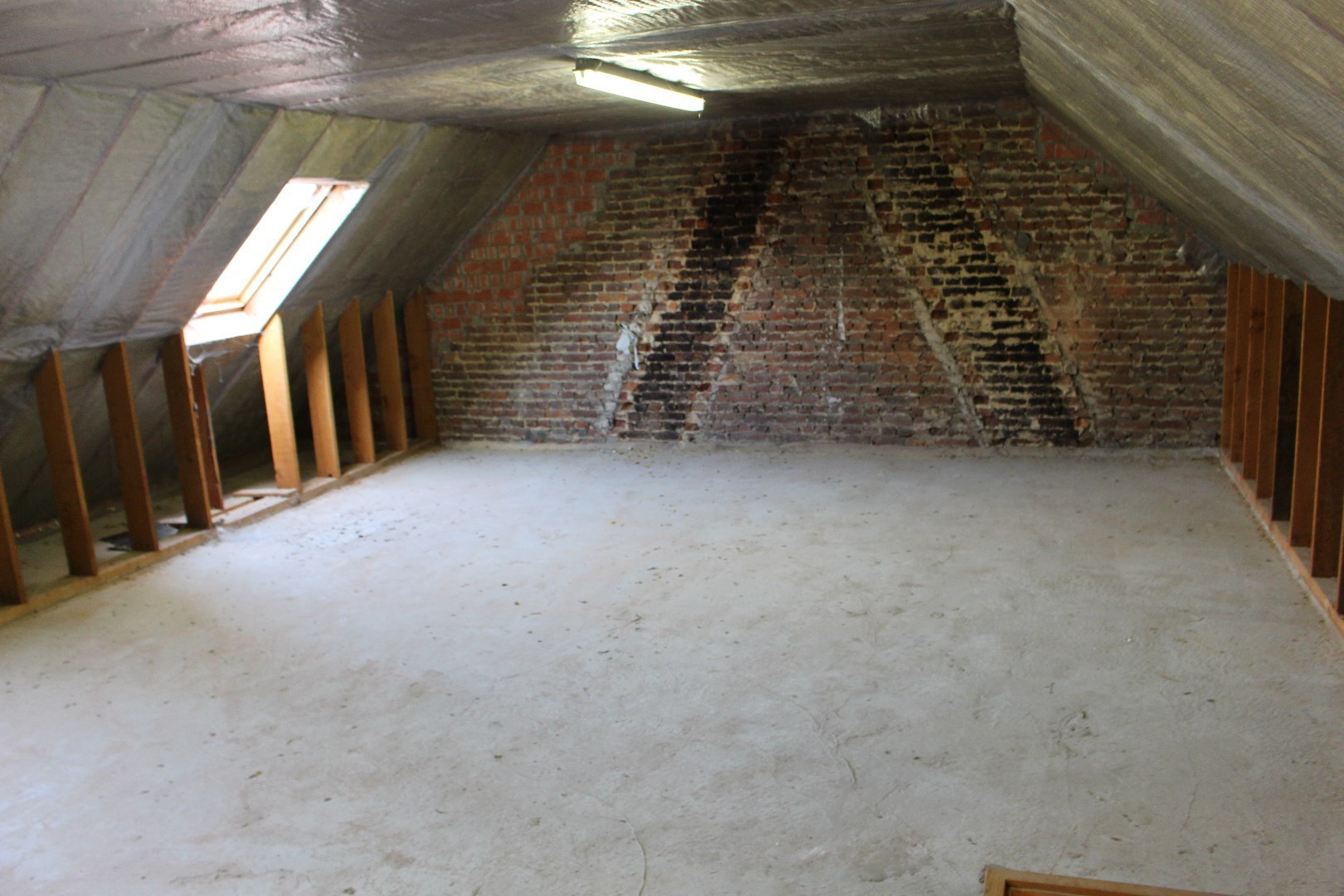 Kantoorruimte op het 1e verdiep te huur in het centrum van Ardooie 