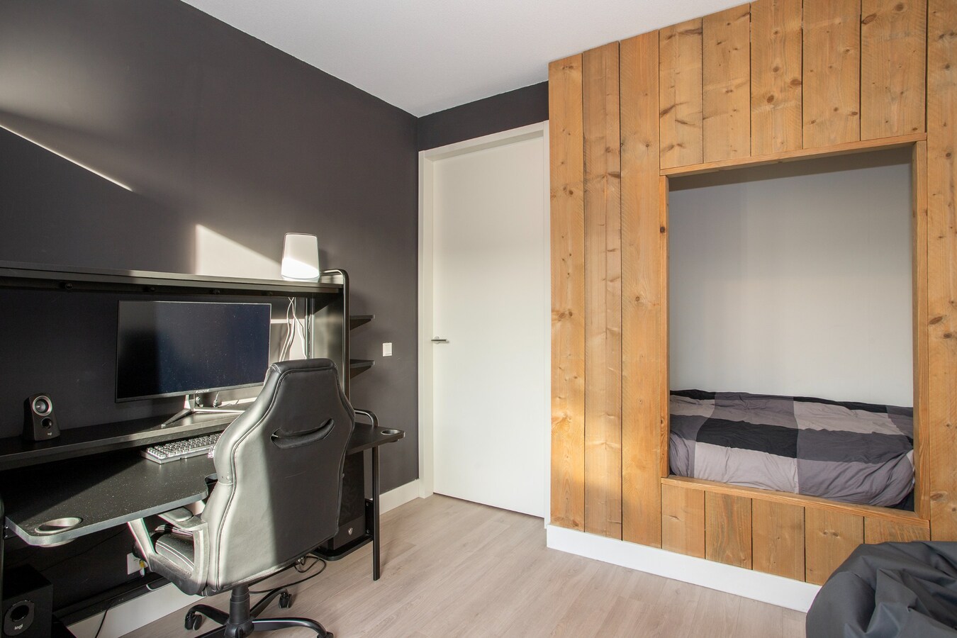 Zeer ruime hoekwoning met volop leefruimte en groen uitzicht in kindvriendelijke wijk! 