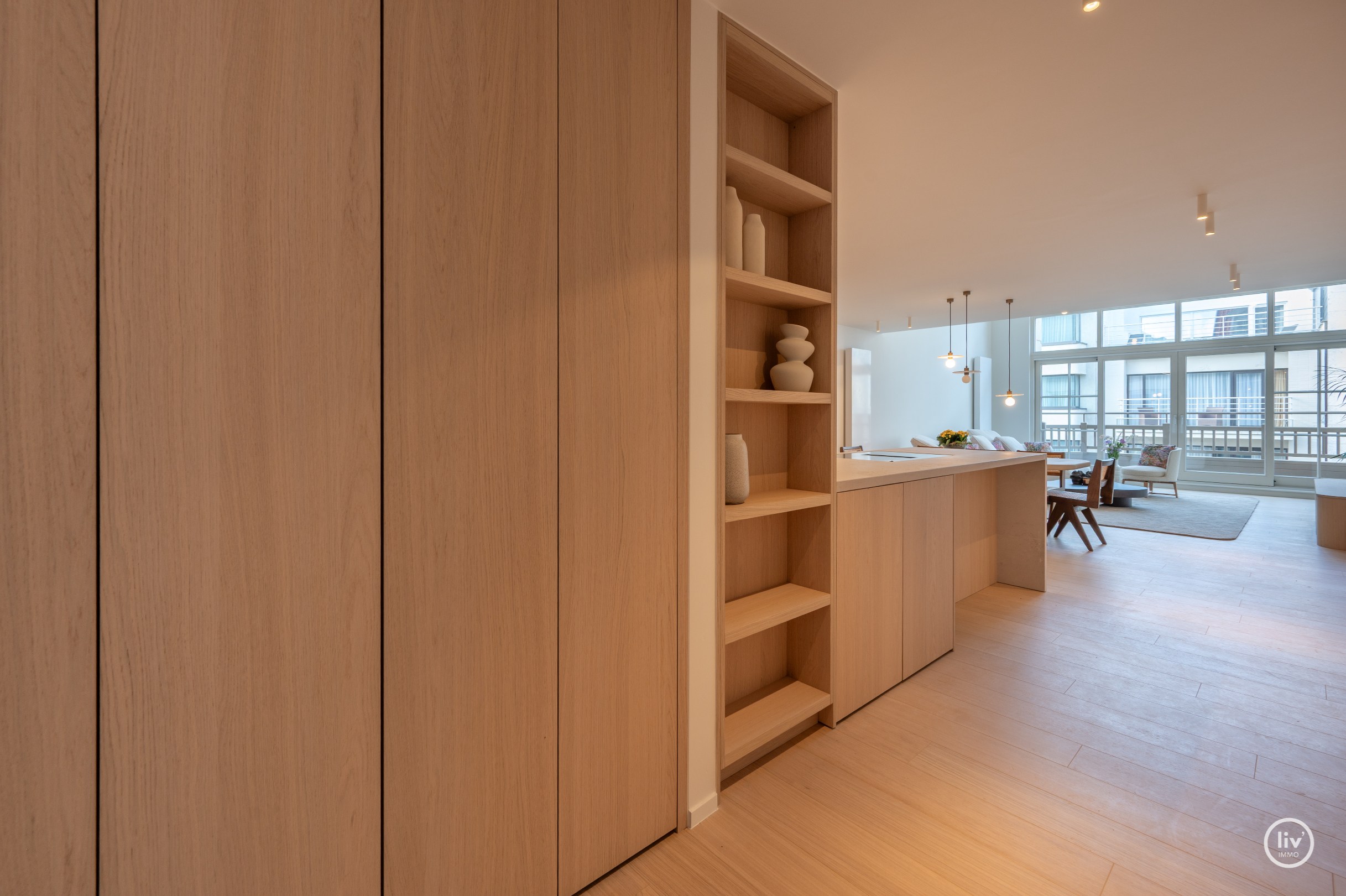 Appartement en duplex de luxe avec mezzanine, idéalement situé dans l'avenue Nellens à Knokke (avec possibilité d'acheter un box garage double intégré) 