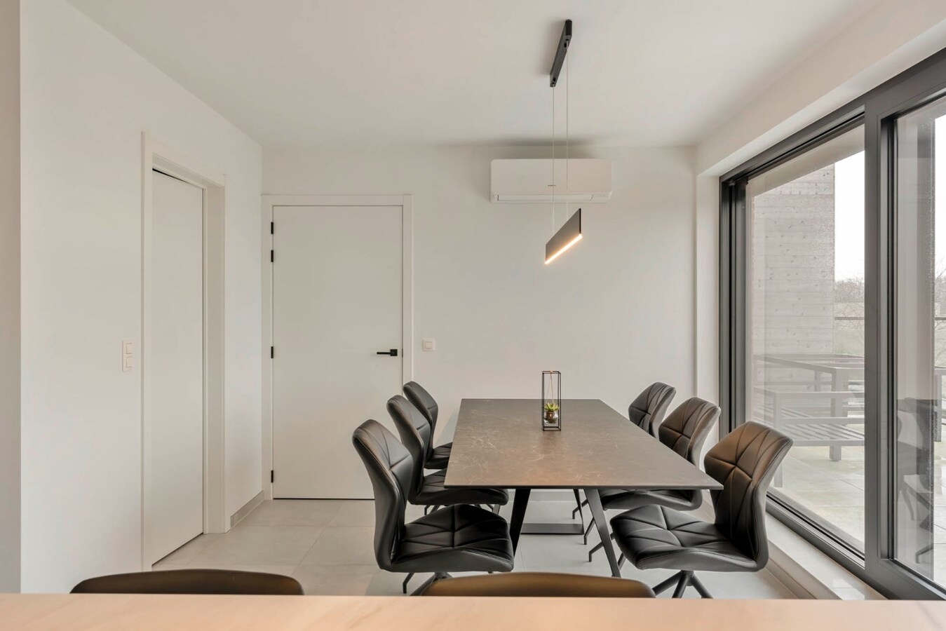 Recent duplex appartement met 2 slaapkamers en garage. 