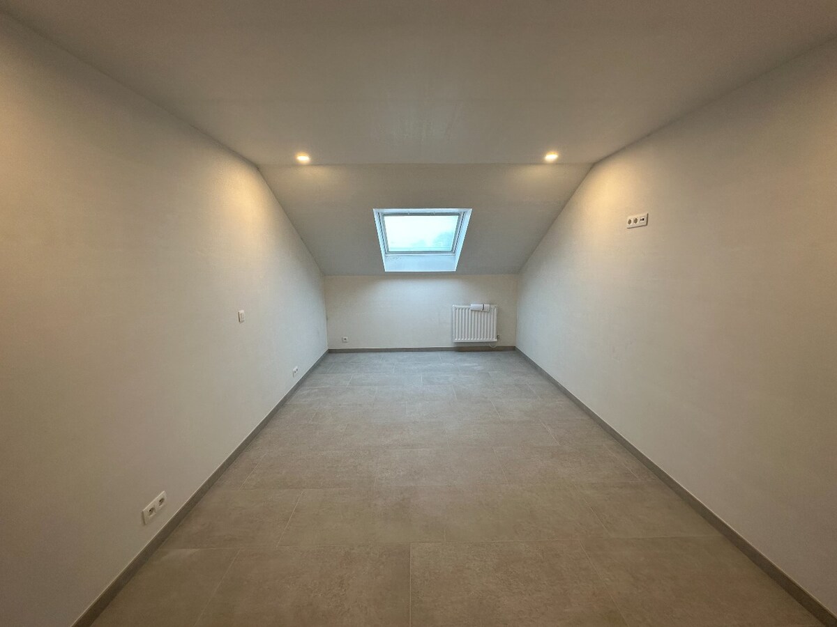 Uitstekend gelegen, halfopen woning met twee slaapkamers 