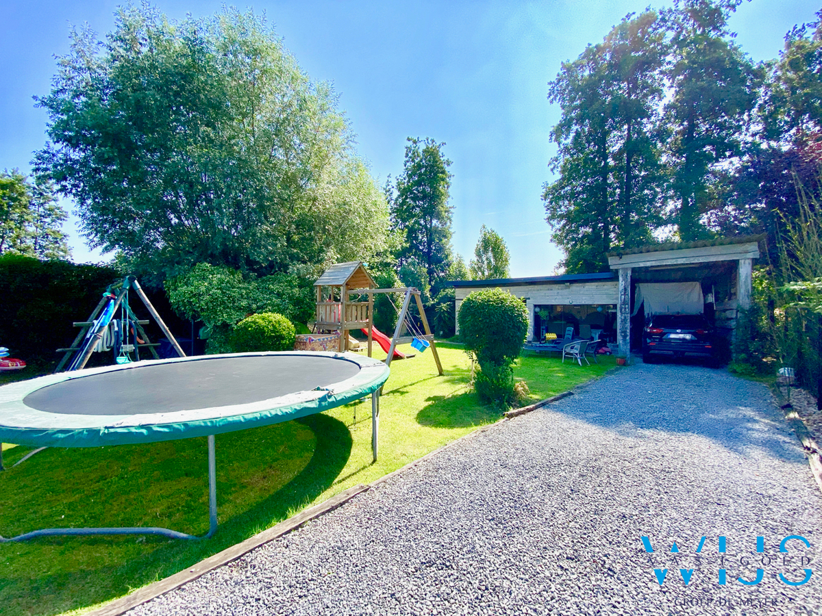 Instapklaar woonhuis met 4 slaapkamers op 936m² te Zelzate! 