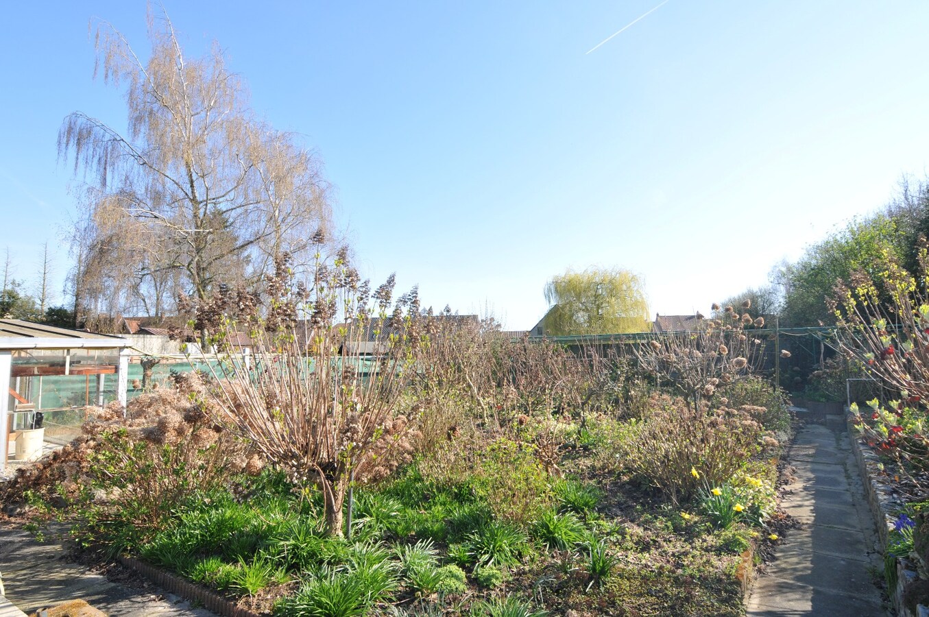 Rijwoning met garages in rustige omgeving 
