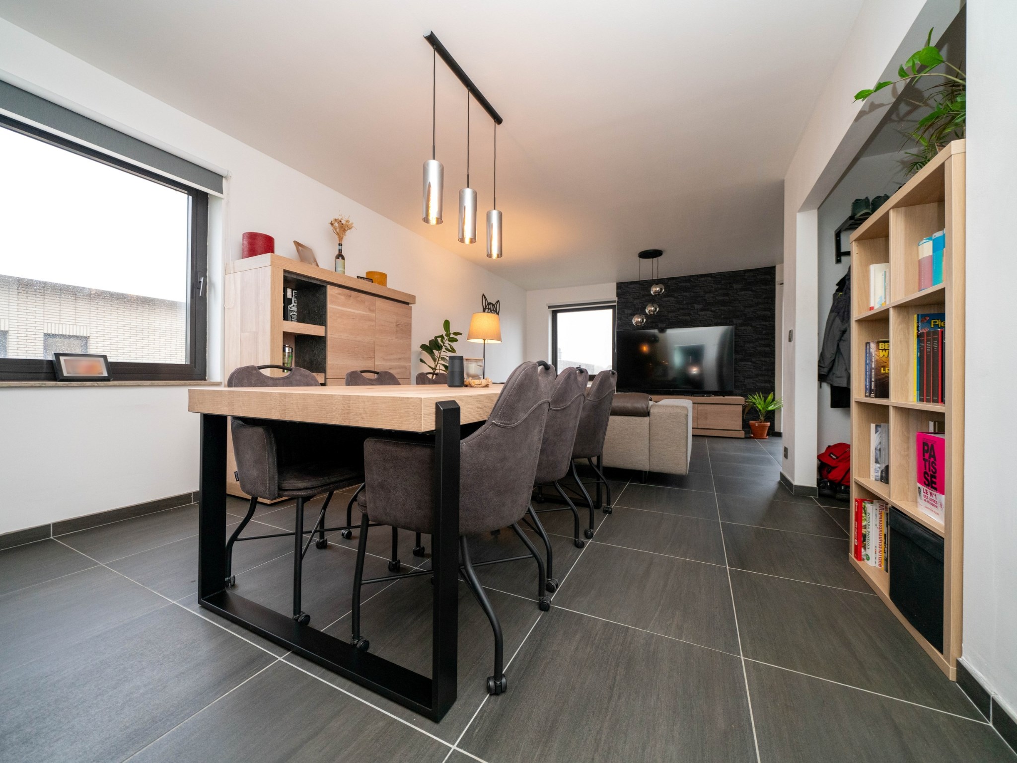 Ruim 2 kamer-appartement met dubbele garage en kelder 