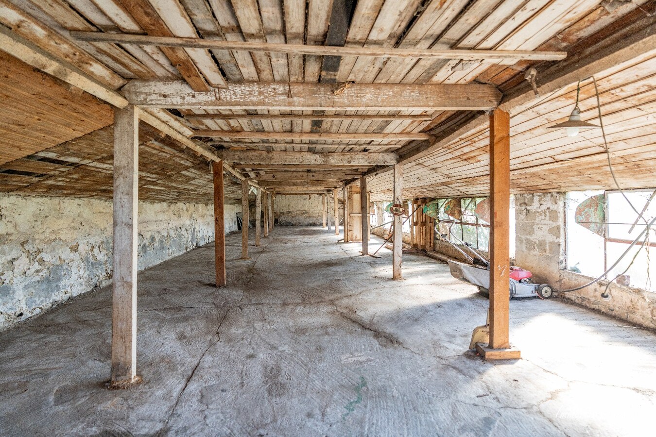 Renovated farmhouse with stables and pasture on approximately 1.7 hectares in Nazareth. 