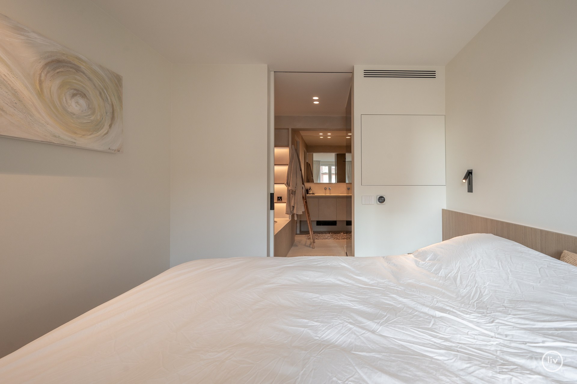 Magnifique appartement rénové avec une vue imprenable sur la mer, idéalement situé sur la digue du Zoute, à proximité de la place Albert. 