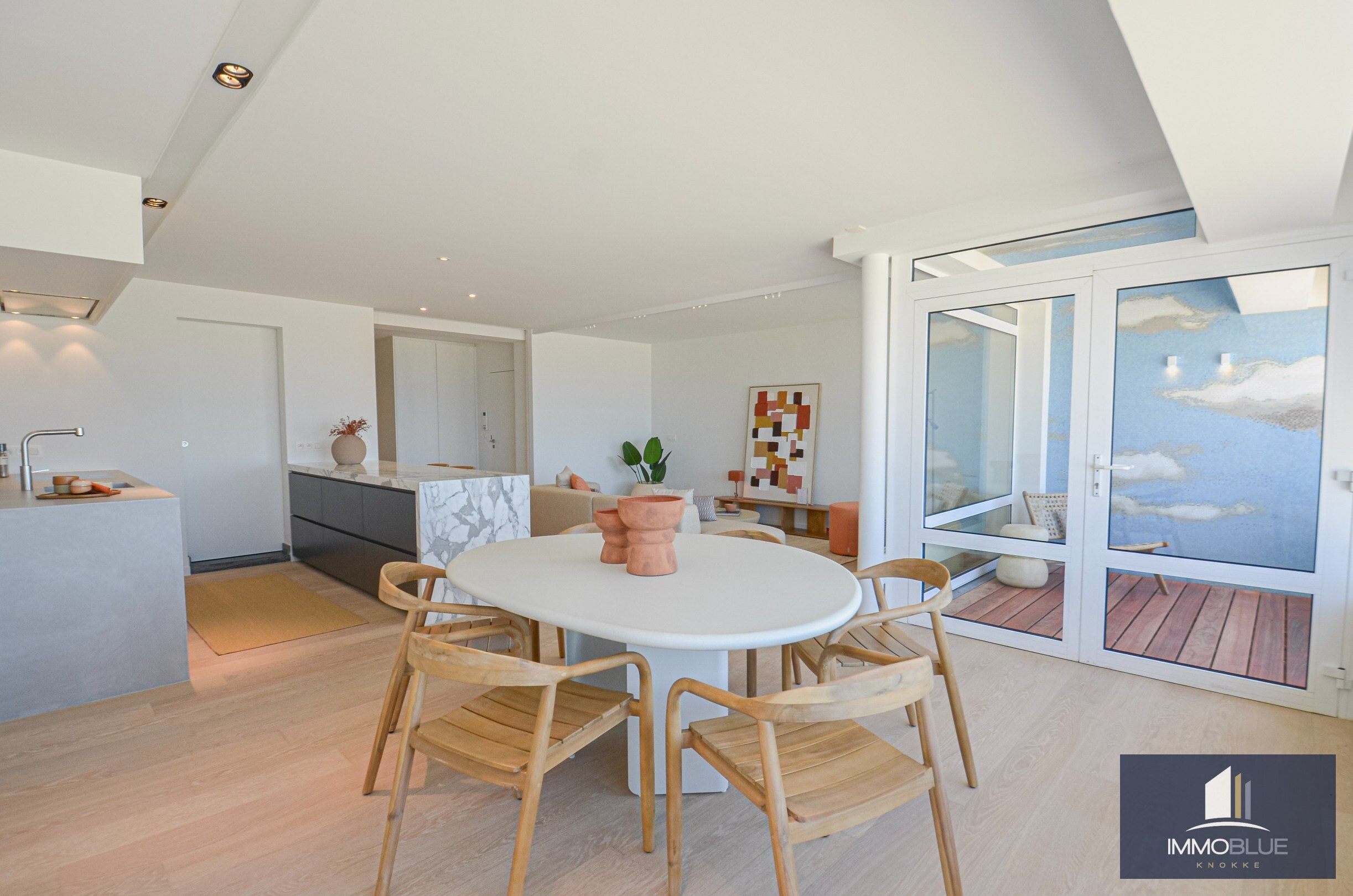 Exclusief – Stijlvol volledig gerenoveerd appartement met frontaal zeezicht. 