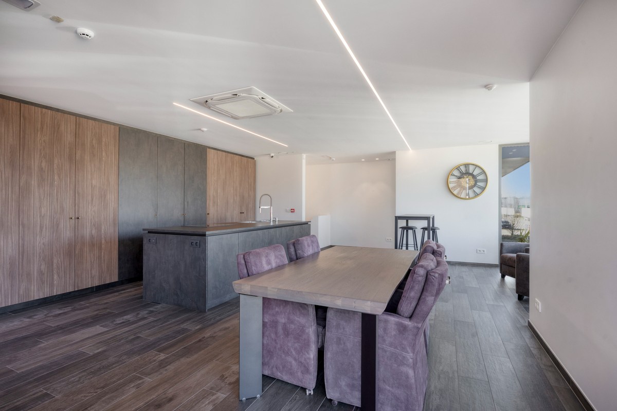 Grondig gerenoveerd KMO gebouw met magazijn en kantoorruimtes in Heverlee op een perceel van 11a19ca! – EPC -22,65 kWh/m² 