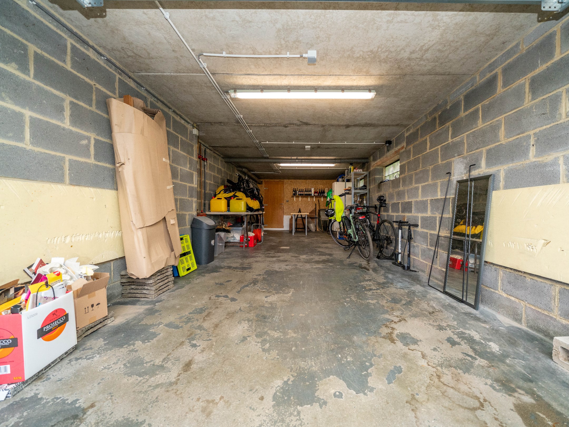 Ruim 2 kamer-appartement met dubbele garage en kelder 