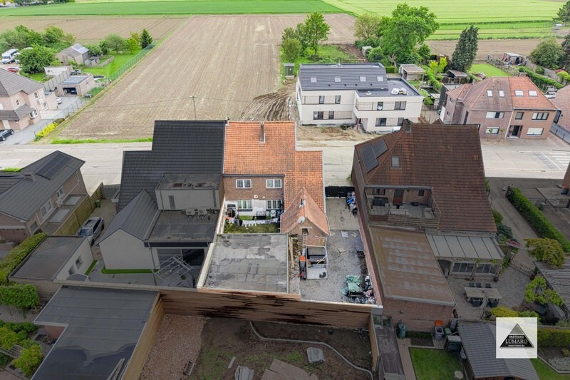 Centraal gelegen halfvrijstaande woning. 6 slaapkamers. Te renoveren. 