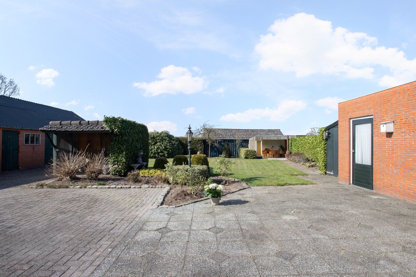 Royale halfvrijstaande woning met uitzicht over de landerijen, op korte afstand van het centrum. 