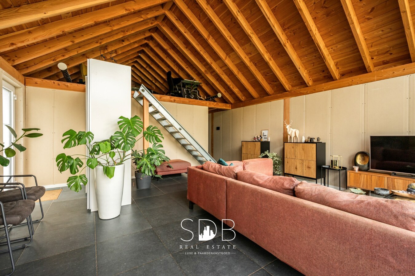 Charmante woning met aparte kantoorruimte op 14.569 m² 