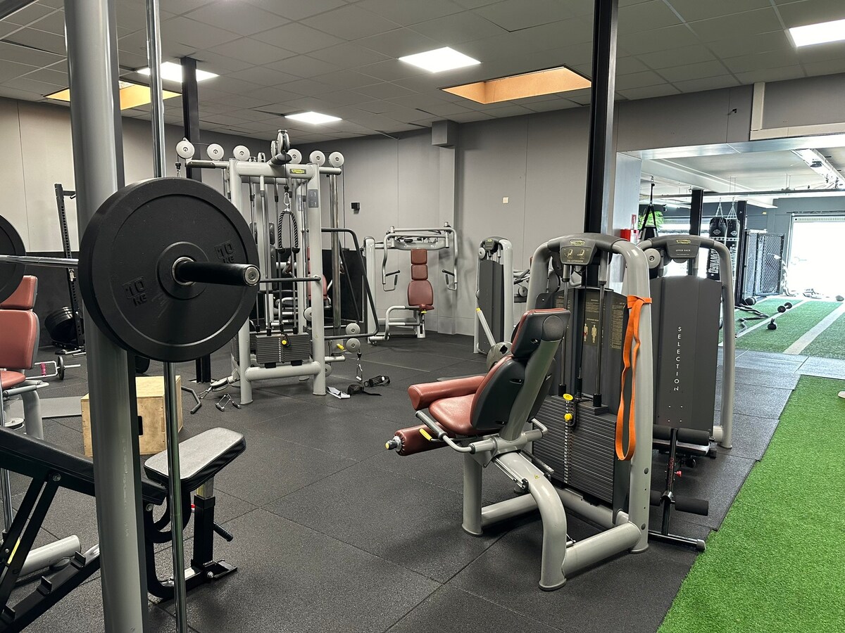 Handelsgelijkvloers met 2 winkels, kantoren, parking 