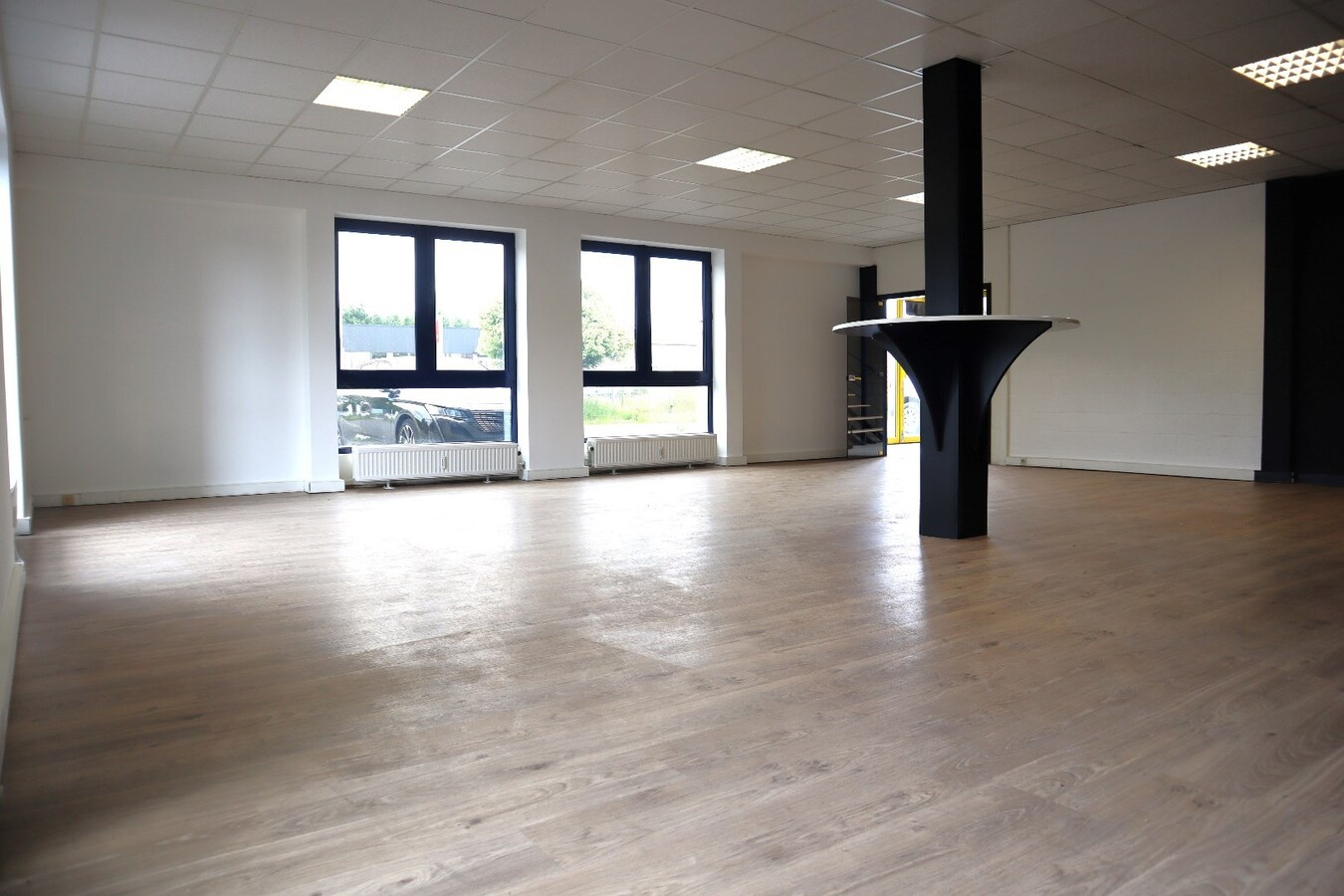 Kantoorruimte 120m² + loods/hangaar/magazijn 775 m² te Boutersem 